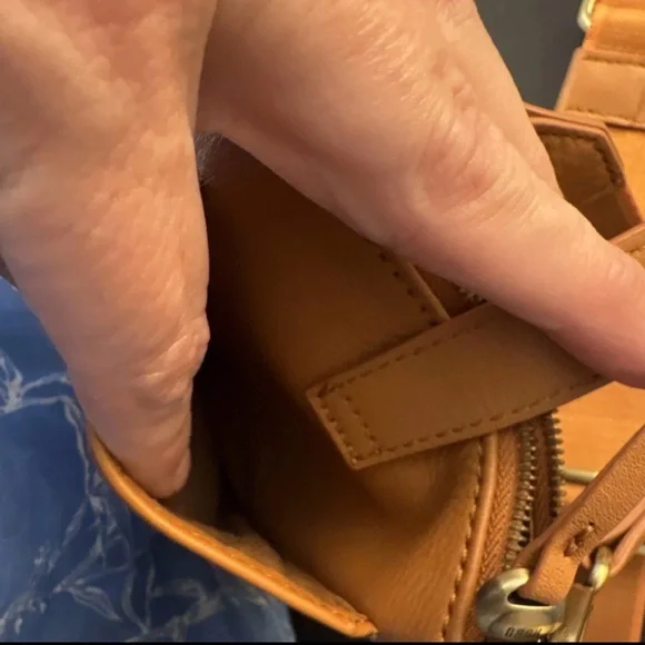 HOBO Cass Tan Pebble Leather Crossbody Phone Pouch Adjustable Strap - Picture 7 of 14